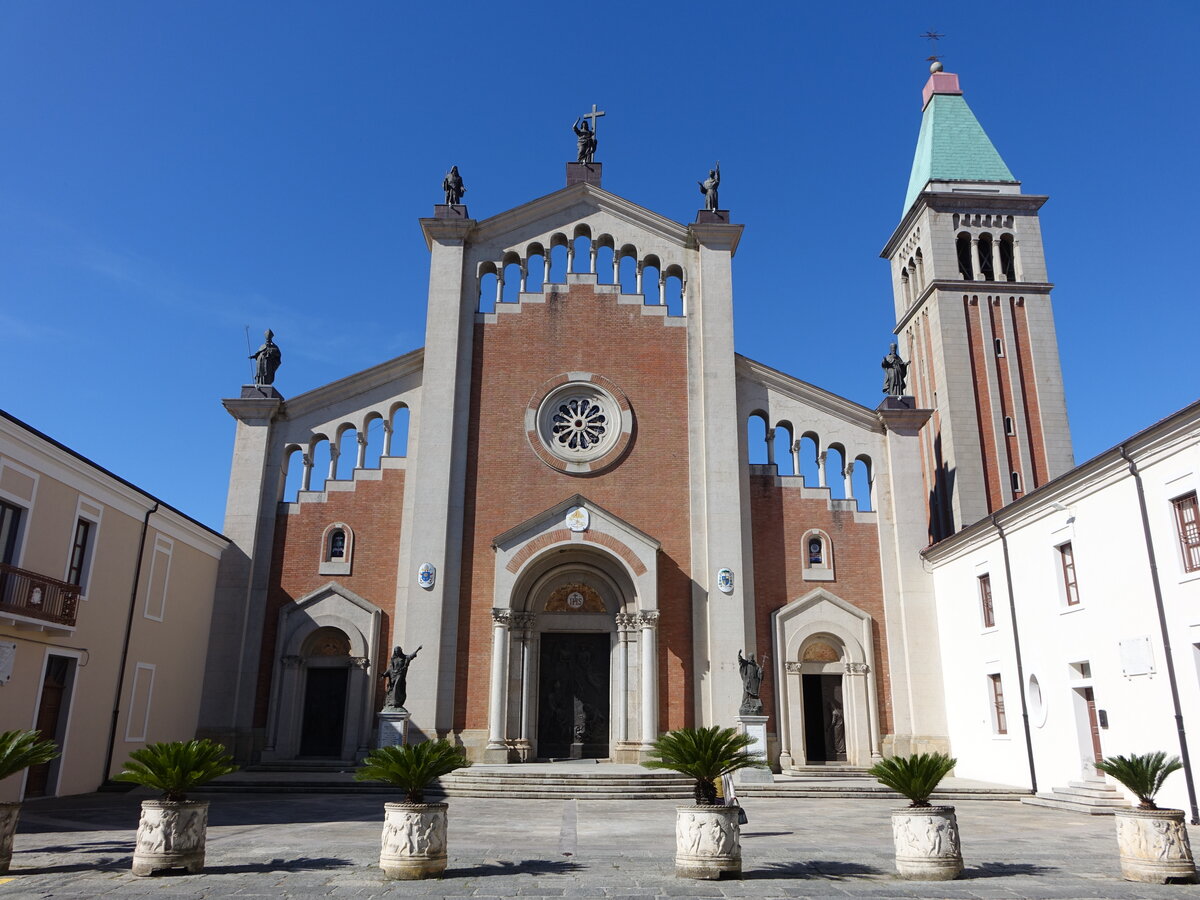 Mileto, Dom St. Maria Assunta und San Nicola, erbaut bis 1930 durch den Architekten Faustino Roncoroni (09.04.2024)