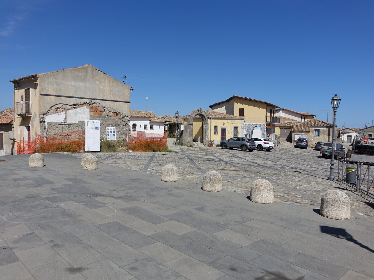 Squillace, Huser und historischer Torbogen an der Piazza Castello (08.04.2024)