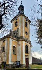 Turm der Pfarrkirche Maria Himmelfahrt in Doubice (CZ), erbaut zwischen 1811 und 1814.