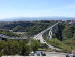 Catanzaro, Brcke Ponte Bisantis, geplant durch Riccardo Morandi, erbaut von 1958 bis 1962 (08.04.2024)