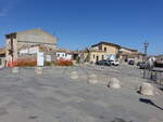 Squillace, Huser und historischer Torbogen an der Piazza Castello (08.04.2024)