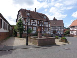 Heubach, Brunnen und Fachwerkhuser am Marktplatz (25.07.2020)