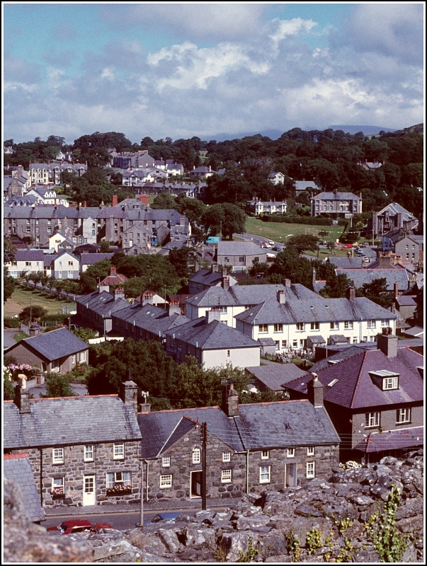 Blick vom Criccieth Castle auf den Ort. Scan eines Dias ...