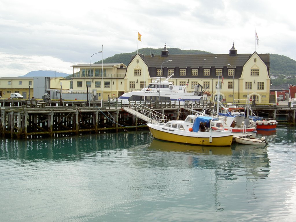 Harstad, Fhrterminal im Hafen (01.07.2013)