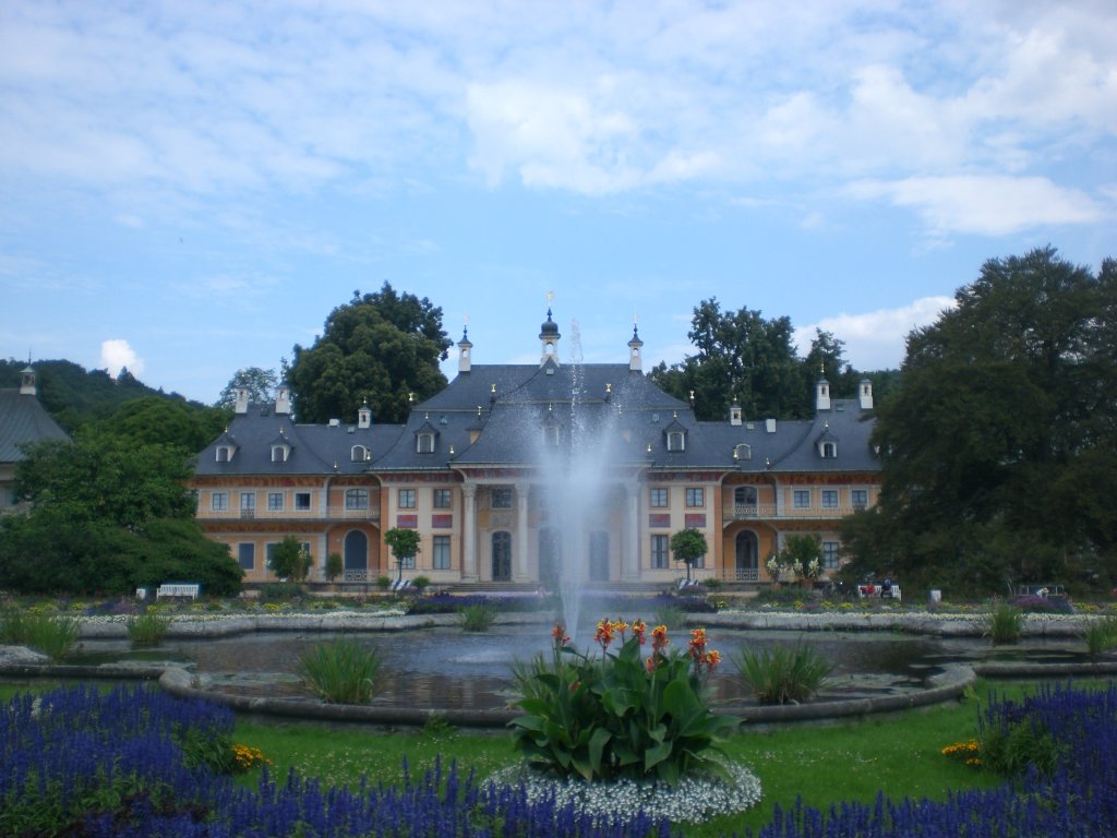 Schloss Pillnitz mit Brunnen.(27.7.2011)