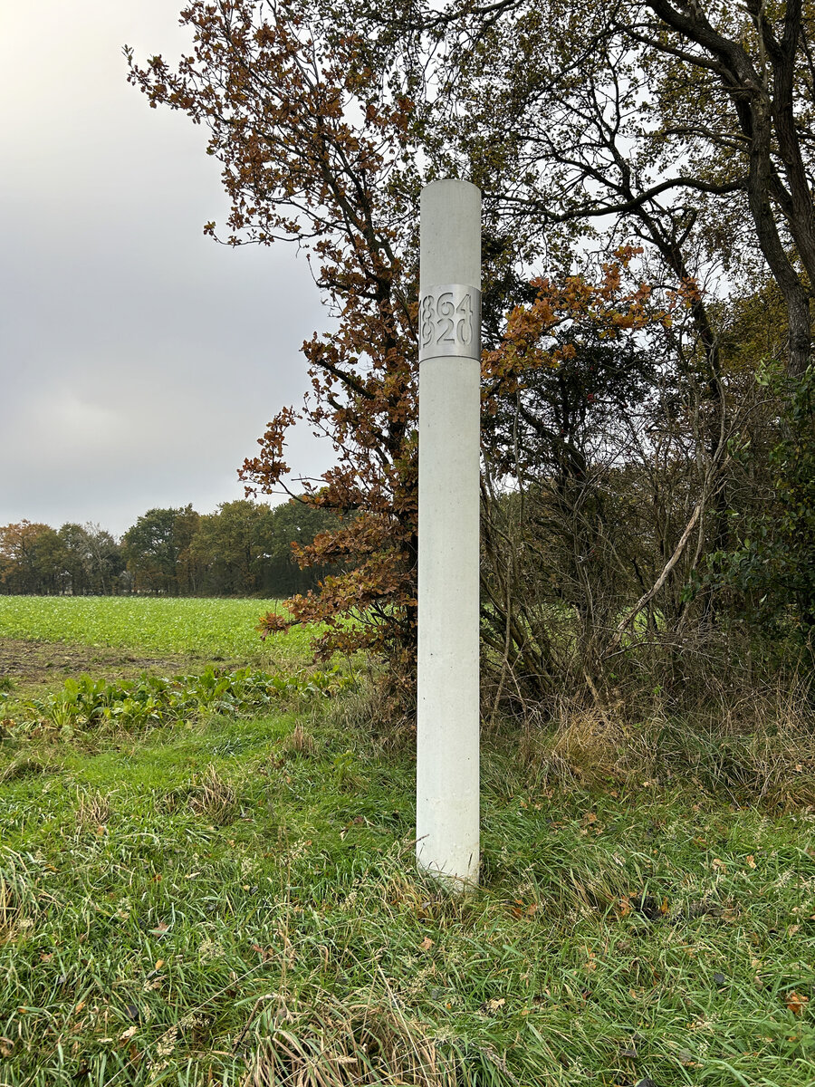 33 wei gestrichene Betonpfosten stehen auf dem Grenzweg von Villebl nordstlich von Ribe (Ripen) nach Vester Vedsted am Wattenmeer. Die Pfosten markieren die Grenze zwischen Dnemark und Deutschland von 1864 bis 1920. Aufnahme: 24. Oktober 2024.