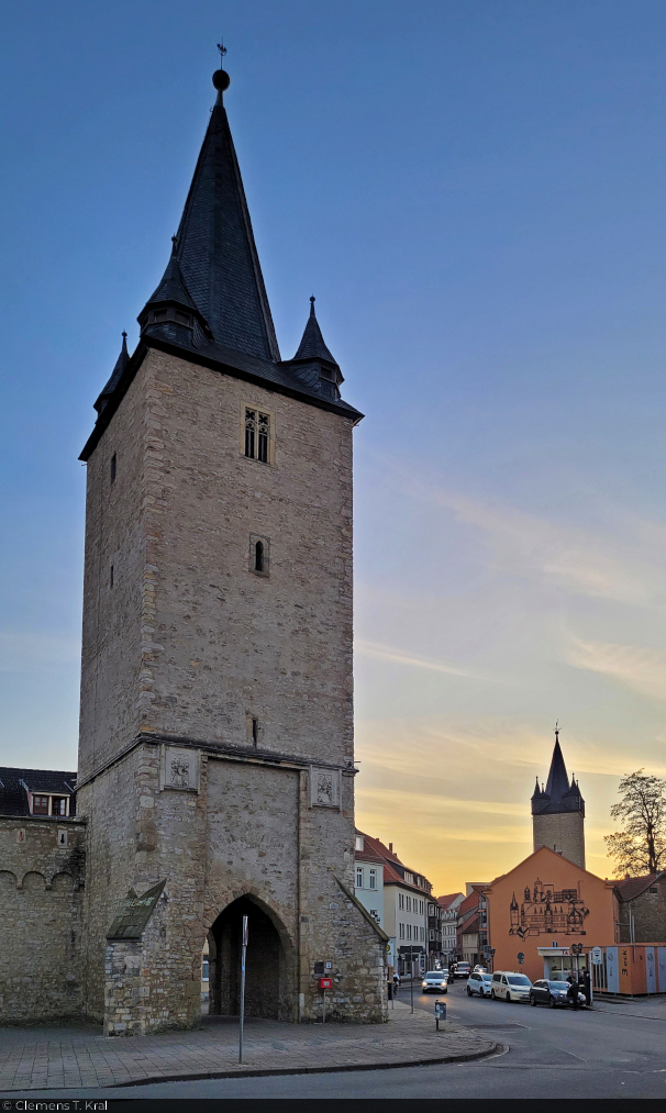 Abends in Aschersleben: Johannistorturm und dahinter der  Schmale Heinrich  – zwei von noch 15 erhaltenen T�rmen der ehemaligen Stadtbefestigung.

🕓 6.3.2025 | 17:56 Uhr