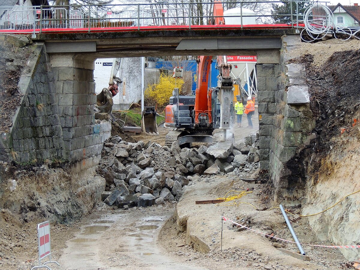 Abriss einer alten Eisenbahnbr�cke aus dem 19.Jahrhundert, entlang der  B143 bzw. wo direkt die Innkreisbahn und Hausruckbahn kurz vor dem Bhf. Ried aufeinandertreffen; 260331