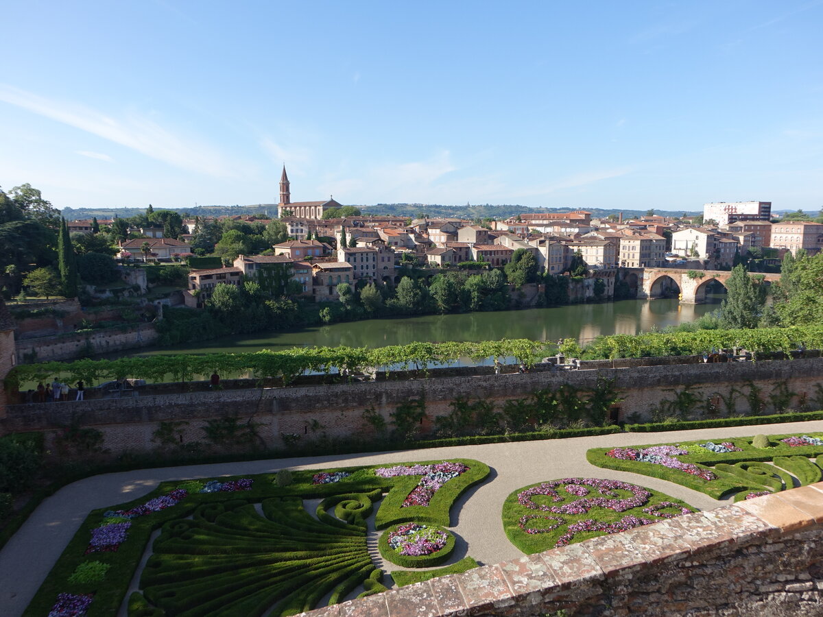 Albi, Ausblick vom Jardin de la Berbie auf das Viertel mit St. Madeleine Kirche (30.07.2018)