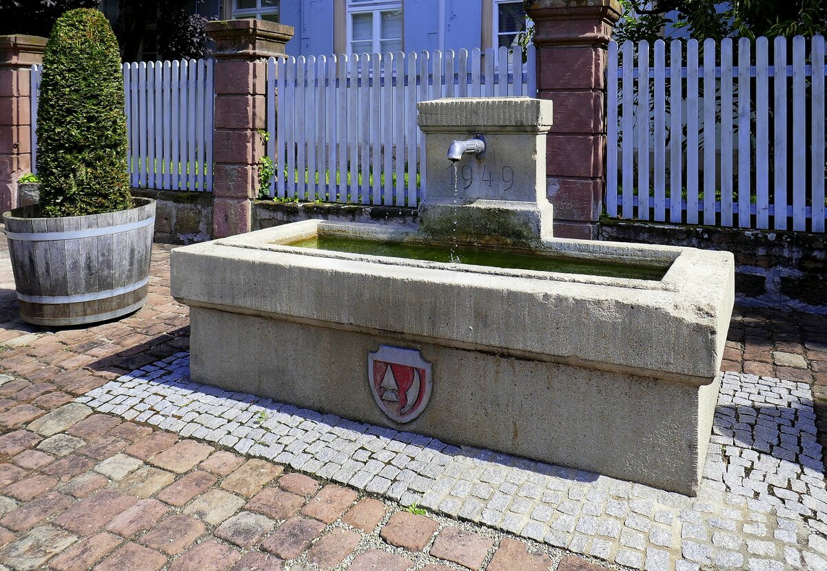 Altdorf bei Ettenheim, Brunnen vor dem Schlo, aufgestellt 1949, Sept.2024