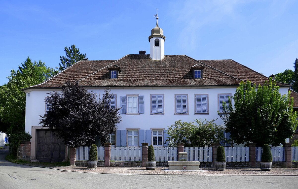 Altdorf bei Ettenheim, das Schlo Freiherr von Trckheim, erbaut 1790, im Privatbesitz, Sept.2024