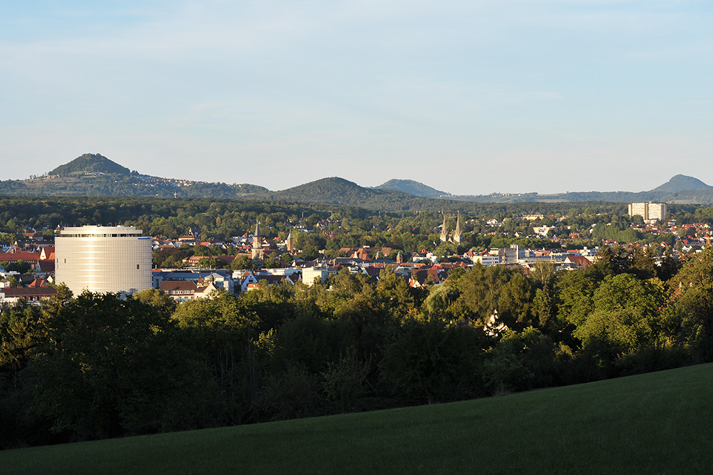 Am Fue der drei Kaierberge gelegene Kreisstadt Gppingen im Abendlicht. Von links nach rechts der Hohenstaufen, Kitzen, Hohenrechberg und Stuifen 12.08.2018