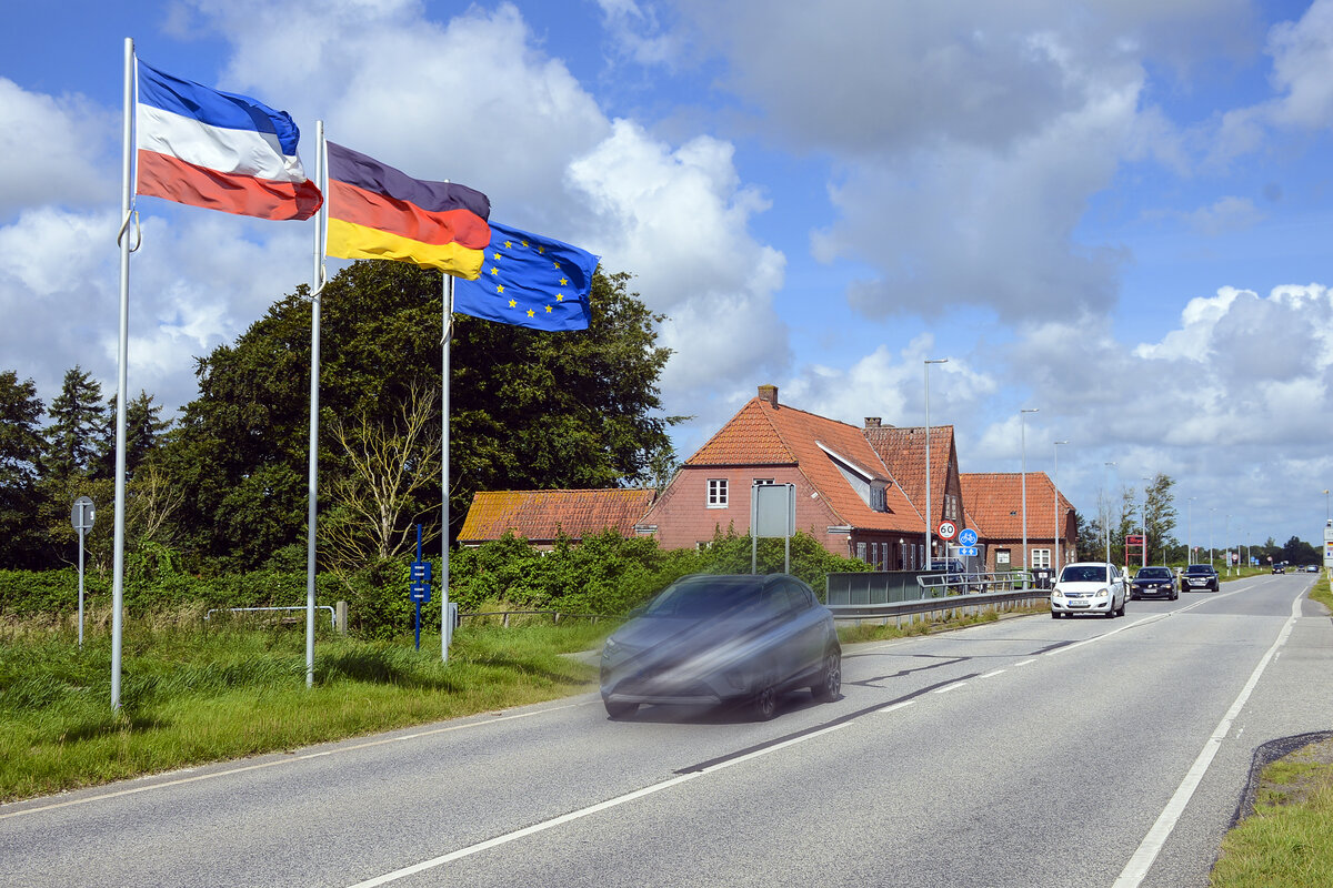 Am Grenzbergang Sd/Sderlgum an der deutsch-dnischen Grenze. Im Hintergrund ist das ehemalige dnische Zollhaus zu sehen. Aufnahme: 11. August 2024.