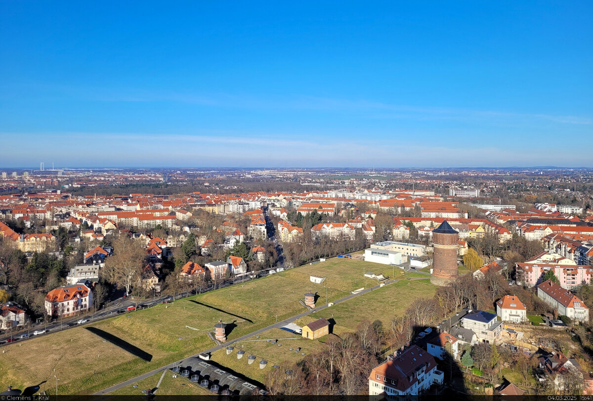 Ausblick vom V�lkerschlachtdenkmal in Leipzig nach Osten. Die Freifl�che im Vordergrund ist die Wasserversorgungsanlage Probstheida, die schon seit 1866 die Stadt Leipzig mit Trinkwasser versorgt. Zur Anlage geh�ren sechs Trinkwasserbeh�lter und der 1907 errichtete Wasserturm.

🕓 4.3.2025 | 15:41 Uhr