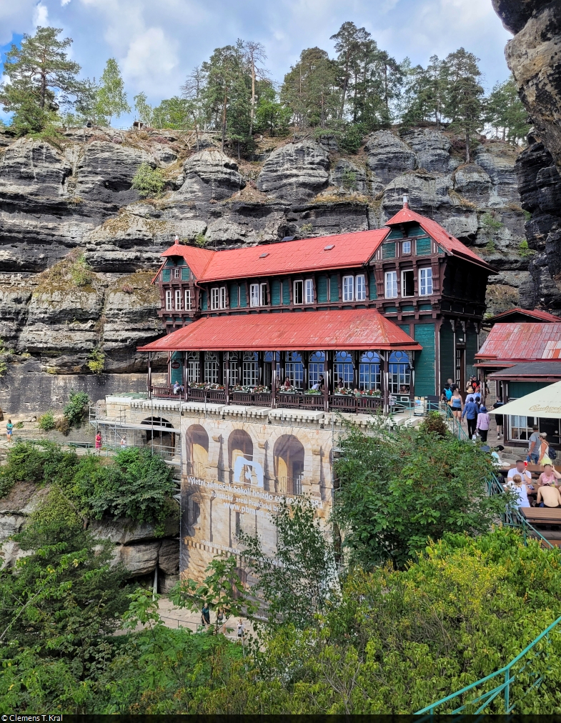 Ausflugsschlsschen in der Bhmischen Schweiz: das „Falkennest“, auch genannt „Falkenhorst“. 1881 erbaut, ist es heute die Tourist-Info und ein Restaurant direkt am Prebischtor bei Hřensko (CZ).
Bei einem Besuch im August wurde die untere Fassade offenbar saniert.

🕓 18.8.2024 | 13:39 Uhr