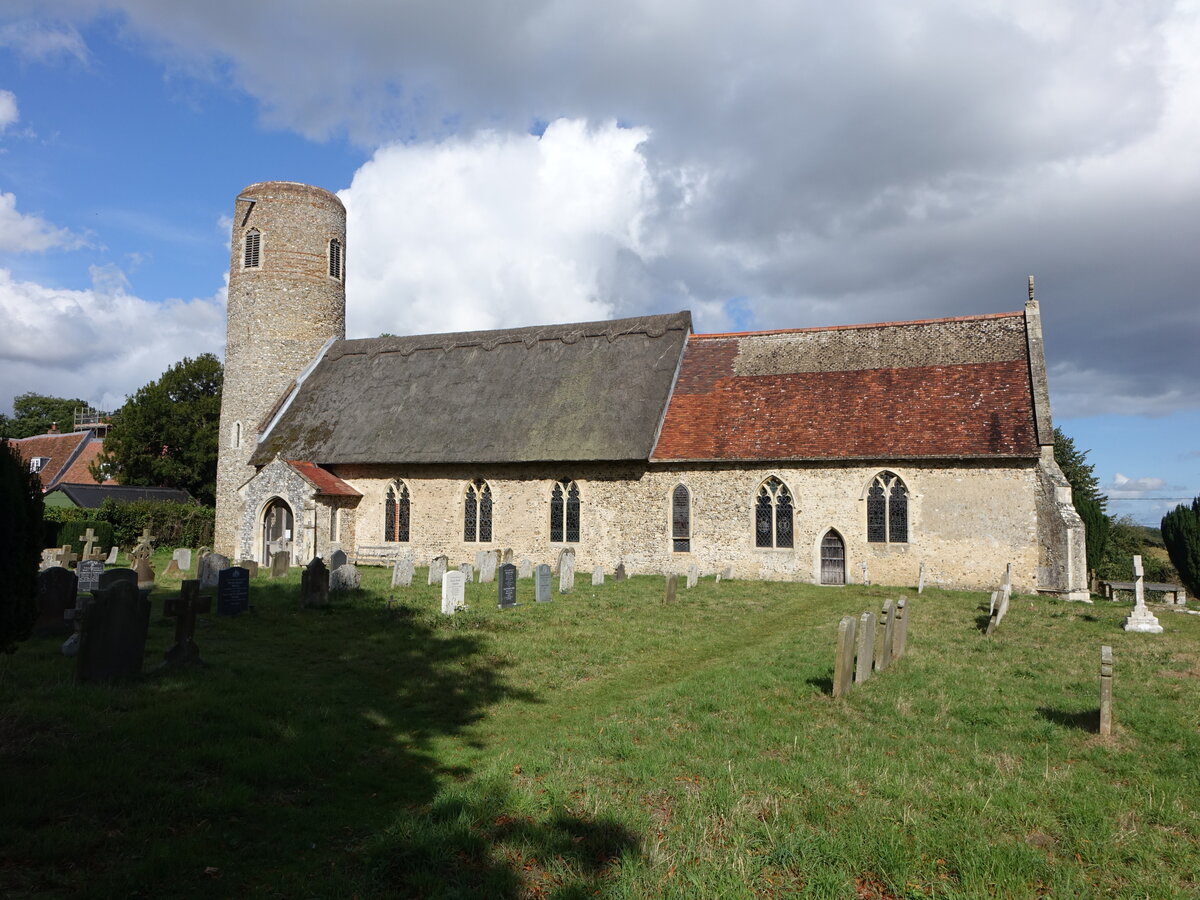 Barsham, Pfarrkirche Holy Trinity, erbaut im 12. Jahrhundert, erweitert im 14. Jahrhundert (13.09.2024)