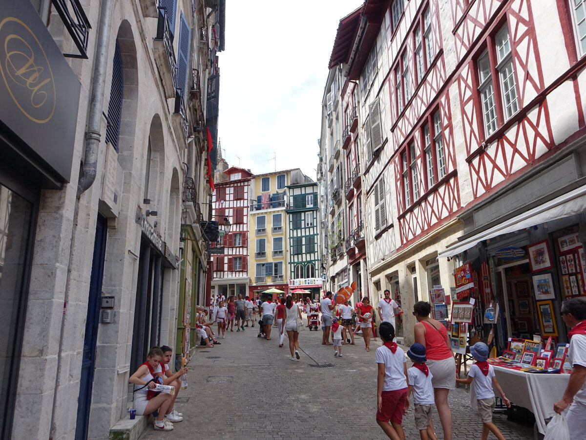 Bayonne, Fachwerkhuser in der Rue de Argentiere (26.07.2018)