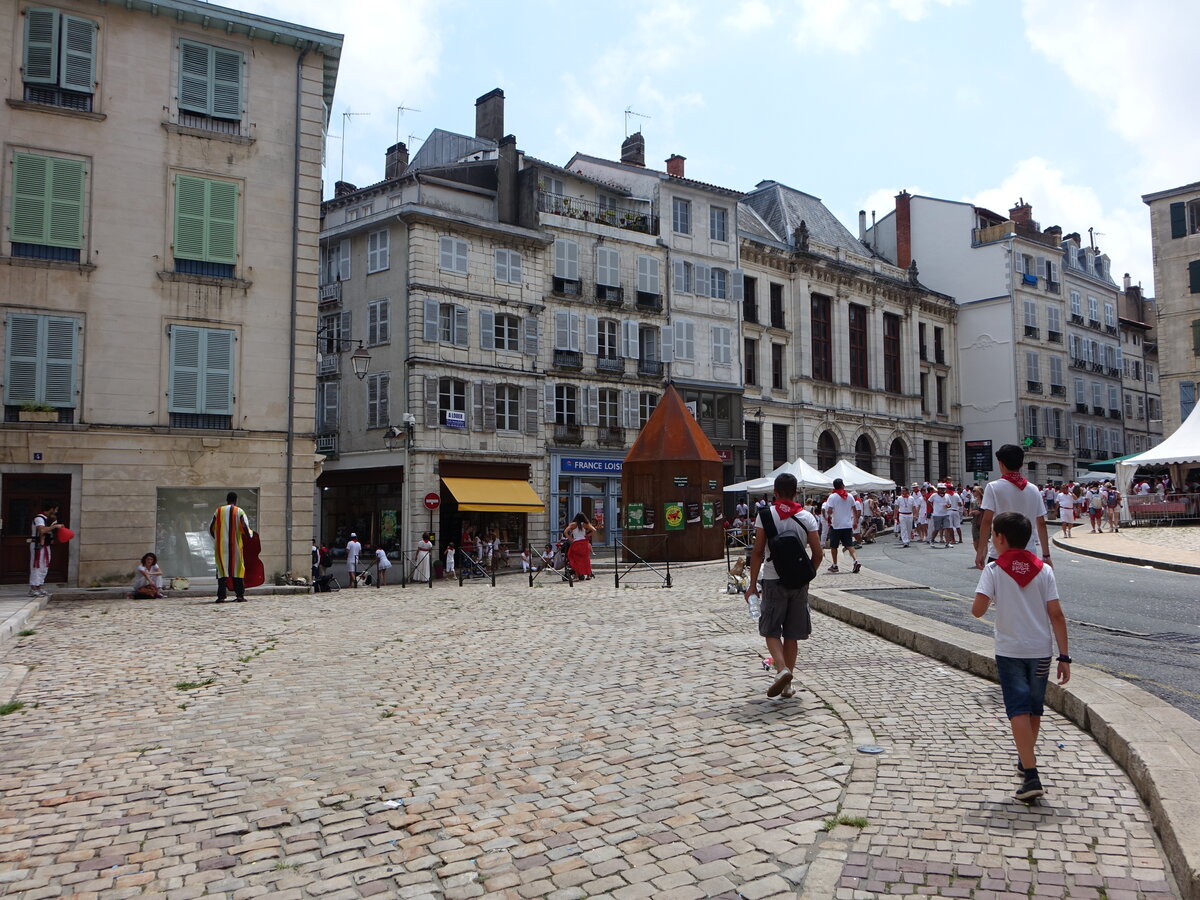 Bayonne, Huser am Place Louis Pasteur (26.07.2018)