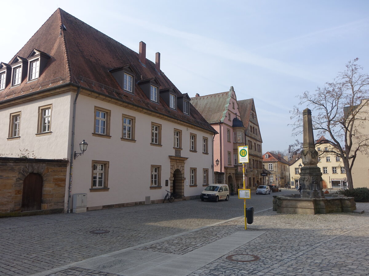 Bayreuth, Geb�ude und Obeliskenbrunnen in der Kanzleistra�e (10.03.2026)