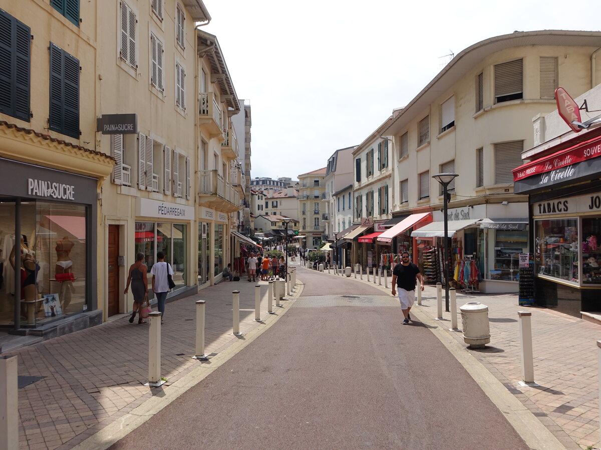 Biarritz, Huser und Geschfte in der Rue Mazagran (26.07.2018)