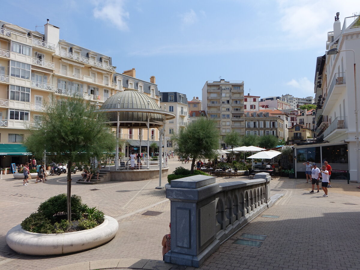 Biarritz, Huser und Pavillon am Place Sainte Eugenie (26.07.2018)