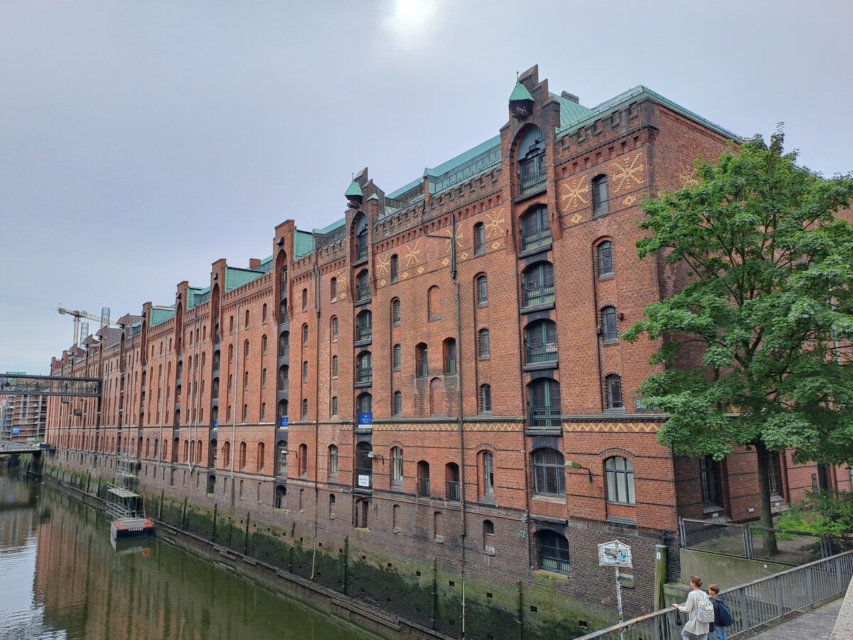 Blick auf die ikonischen Gebude der Speicherstadt Hamburgs am 18.08.2024