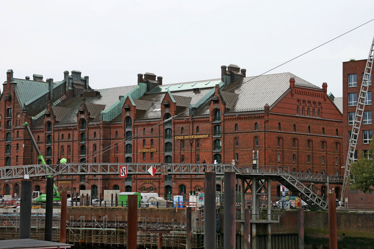 Blick auf die Speicherstadt. Die zu sehenden, fr die Speicherstadt typischen Gebude sind zwischen 1883 und 1927 entstanden. Bild vom 17.08.2024