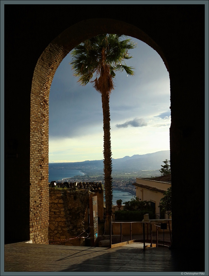 Blick aus dem antiken Theater in Taormina auf die Kste und den Hang des tna. (25.02.2024)