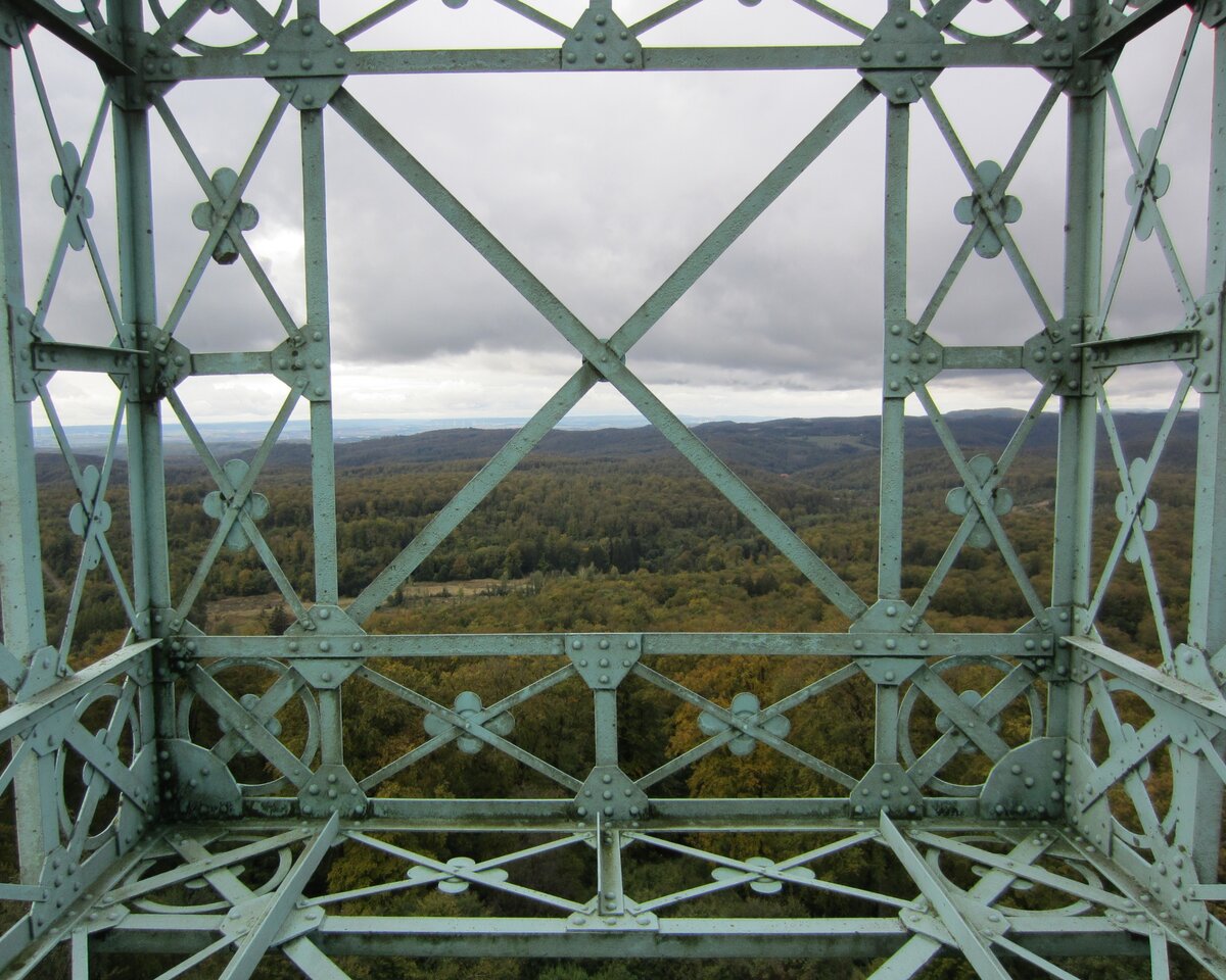 Blick vom  Josephskreuz  auf dem Auerberg ber das Harzvorland am 01.10.2024.