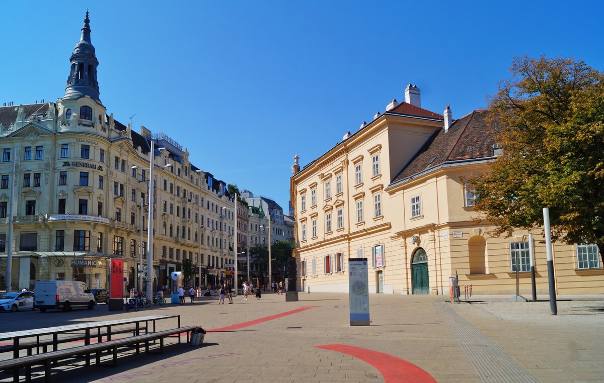 Blick ber den Platz der Menschenrechte am Eingang zur Mariahilfer Strae in Wien. Rechts schliet das MuseumsQuartier an, das zahlreiche Museen beheimatet. (12.08.2020)