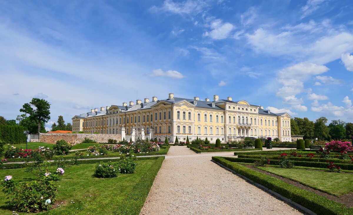 Blick �ber den Rosengarten auf das Barockschloss Ruhental (Rundāles pils) bei Bauska (LV). Das Bauwerk wurde im 18. Jhd. nach Entw�rfen des Architekten Bartolomeo Francesco Rastrelli geplant, der auch f�r den Winterpalast der Eremitage in St. Petersburg verantwortlich zeichnet. Vorbild f�r den Bau war mitunter der Palast Ludwigs XIV., weshalb Rundāles pils auch als  baltisches Versailles  gilt. Aufgenommen am 15.07.2025, an dem sich der lettische Sommer von seiner besten Seite pr�sentierte.