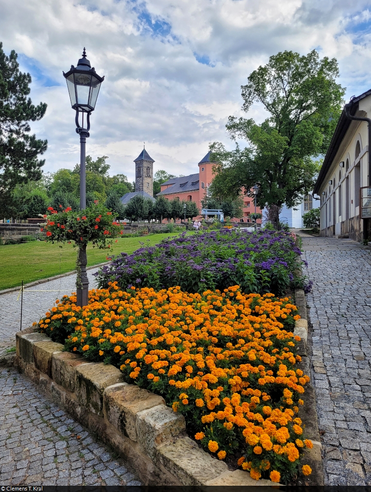 Blumenpracht im Innenhof der Festung Knigstein. Dieser beherbergt unter anderem die im Hintergrund stehende Garnisonskirche.

🕓 17.8.2024 | 14:40 Uhr