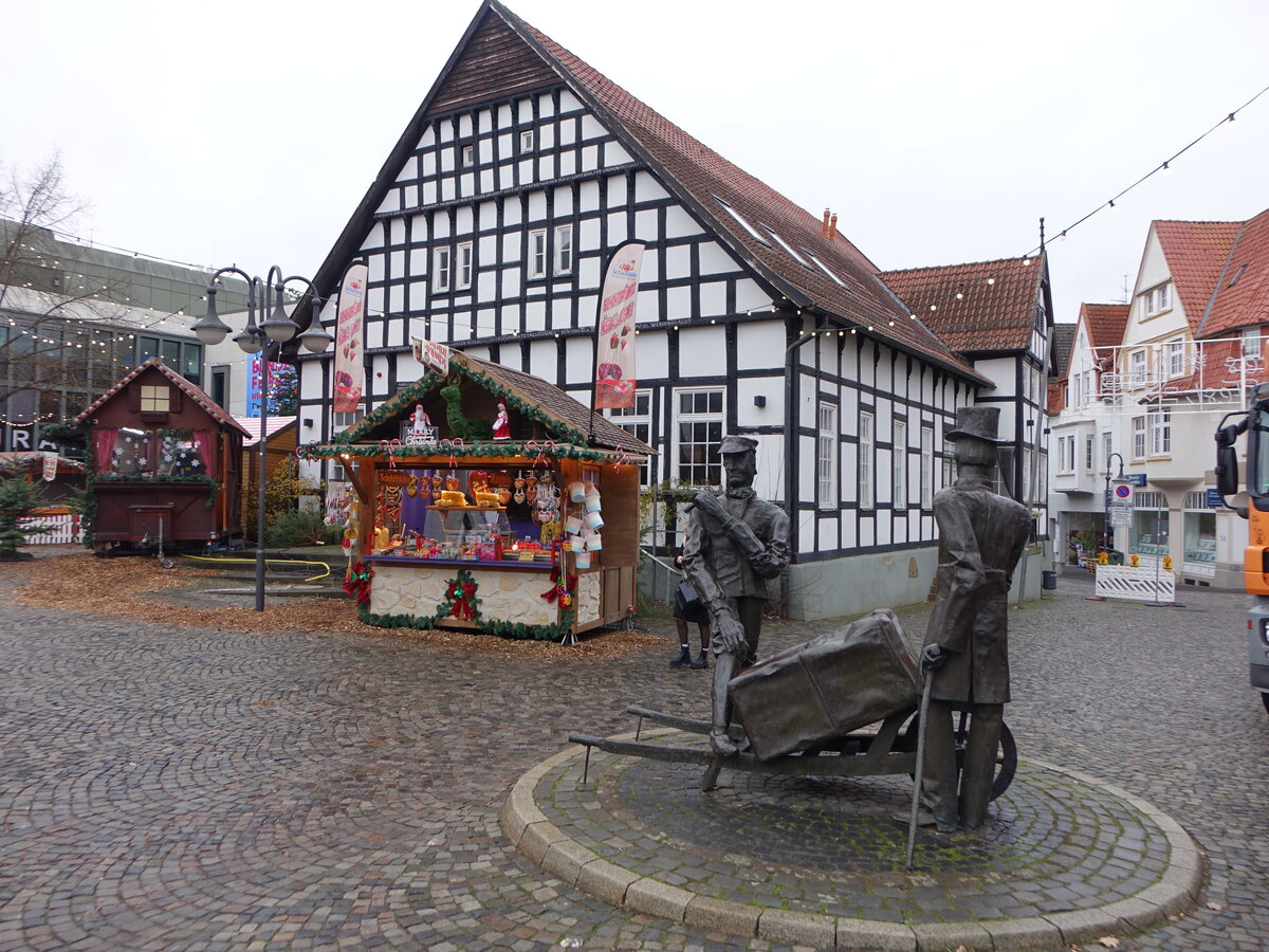 B�nde, Steinmeister und Wellensiekdenkmal am Rathausplatz, dahinter der Rahningscher Hof (08.12.2025)