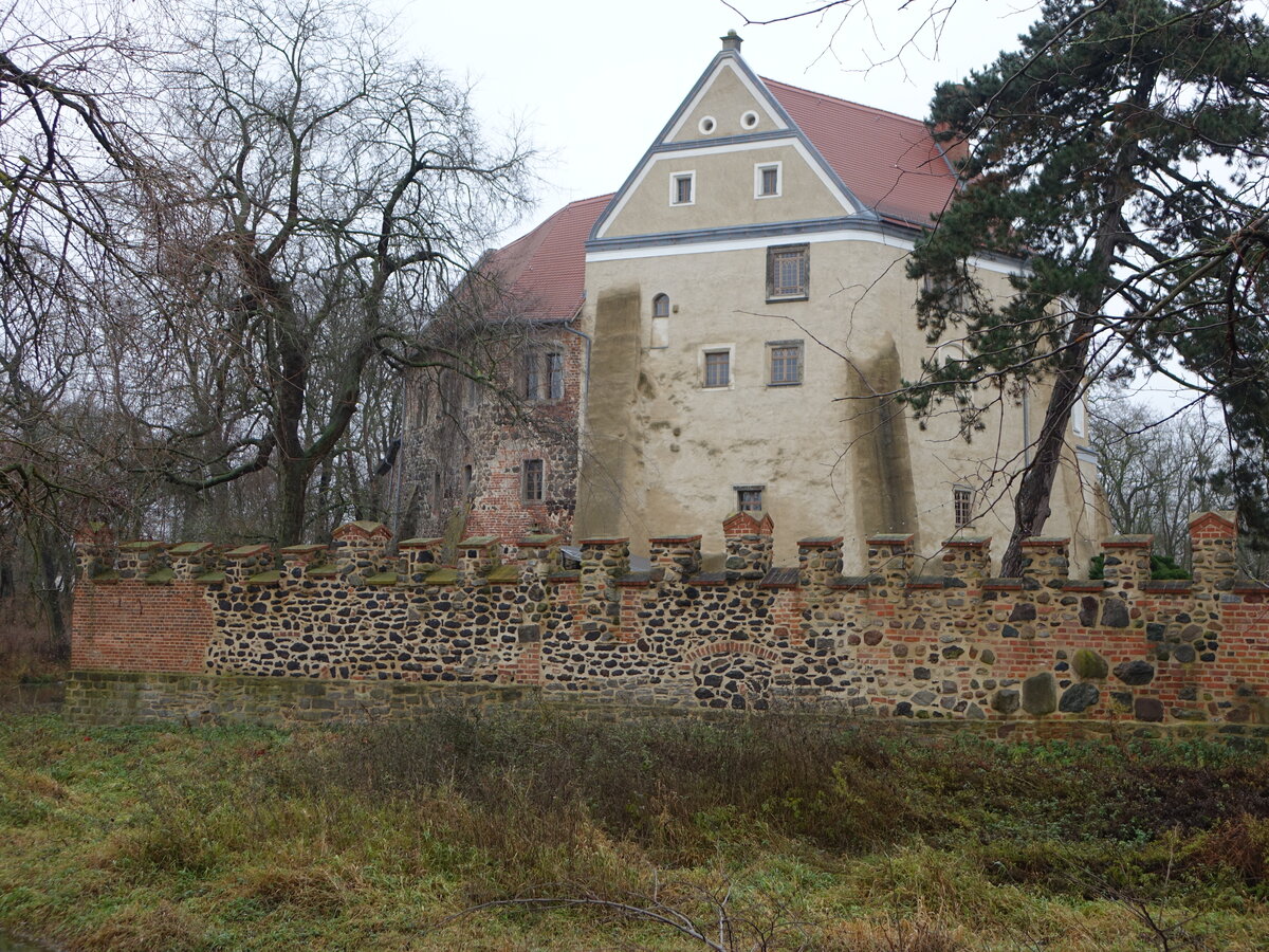 Burg Rolau, Wasserburg aus dem 12. Jahrhundert, erweitert im 16. Jahrhundert (08.12.2024)