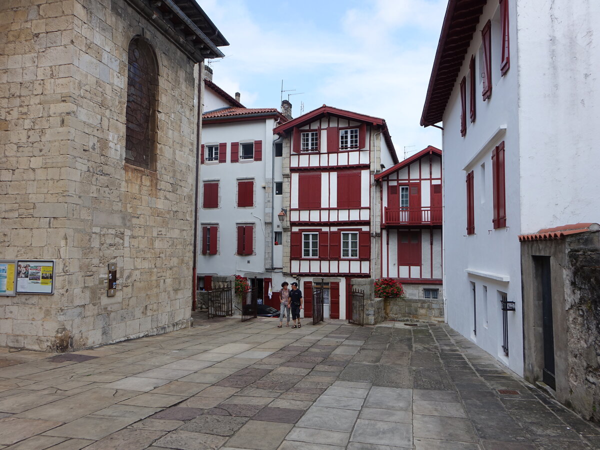 Ciboure, Fachwerkhuser am Place de Eglise (26.07.2018)