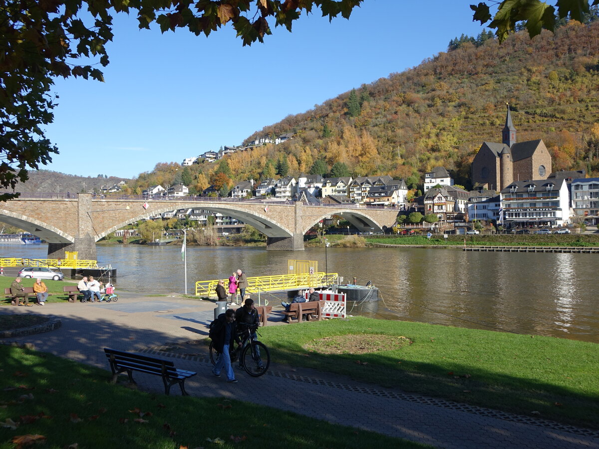 Cond, Moselbr�cke und Pfarrkirche St. Remaclus (07.11.2025)