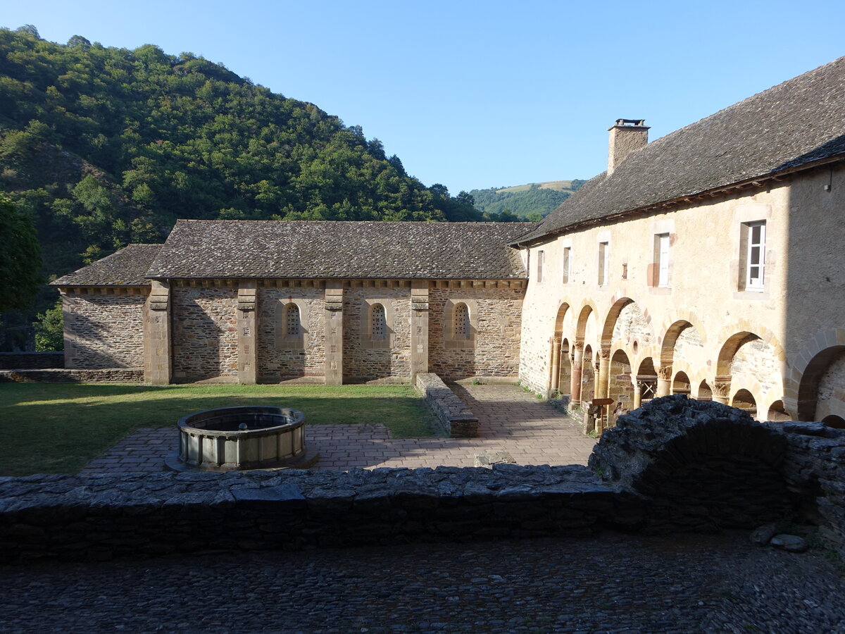 Conques, Kreuzgang an der Kirche St. Foy aus dem 12. Jahrhundert (28.07.2018)