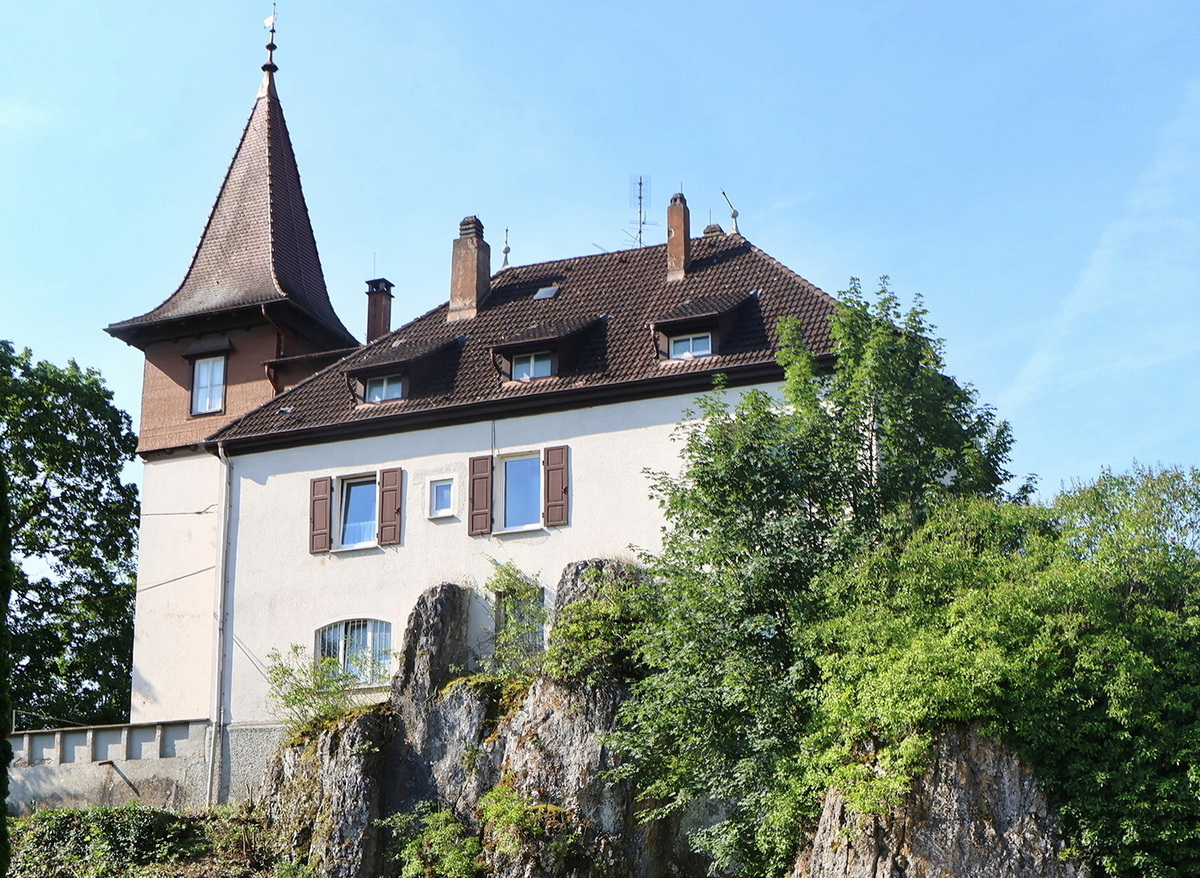 Das historischen „Schlle Schelklingen“  am 18. Juli 2024 am Rande der Altstadt von Schelklingen. 