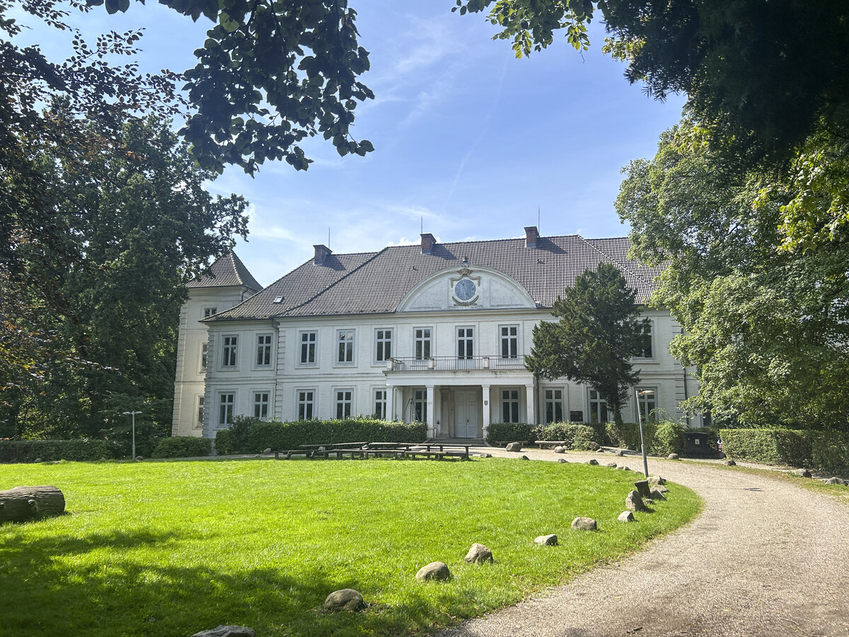 Das Schloss Noer in Noer in Schleswig-Holstein war einst das Herrenhaus einer Gutswirtschaft. Nachdem die Besitzer des Guts im Laufe der Jahrhunderte mehrfach wechselten, wurde der landwirtschaftliche Betrieb im 20. Jahrhundert eingestellt und Schloss Noer dient heute als Jugendbildungs- und Begegnungssttte. Aufnahme: 27. August 2024.