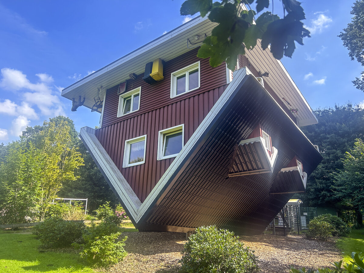 Das verrckte Haus im Tierpark Gettorf (Kreis Rendsburg-Eckernfrde). Aufnahme: 27. August 2024.