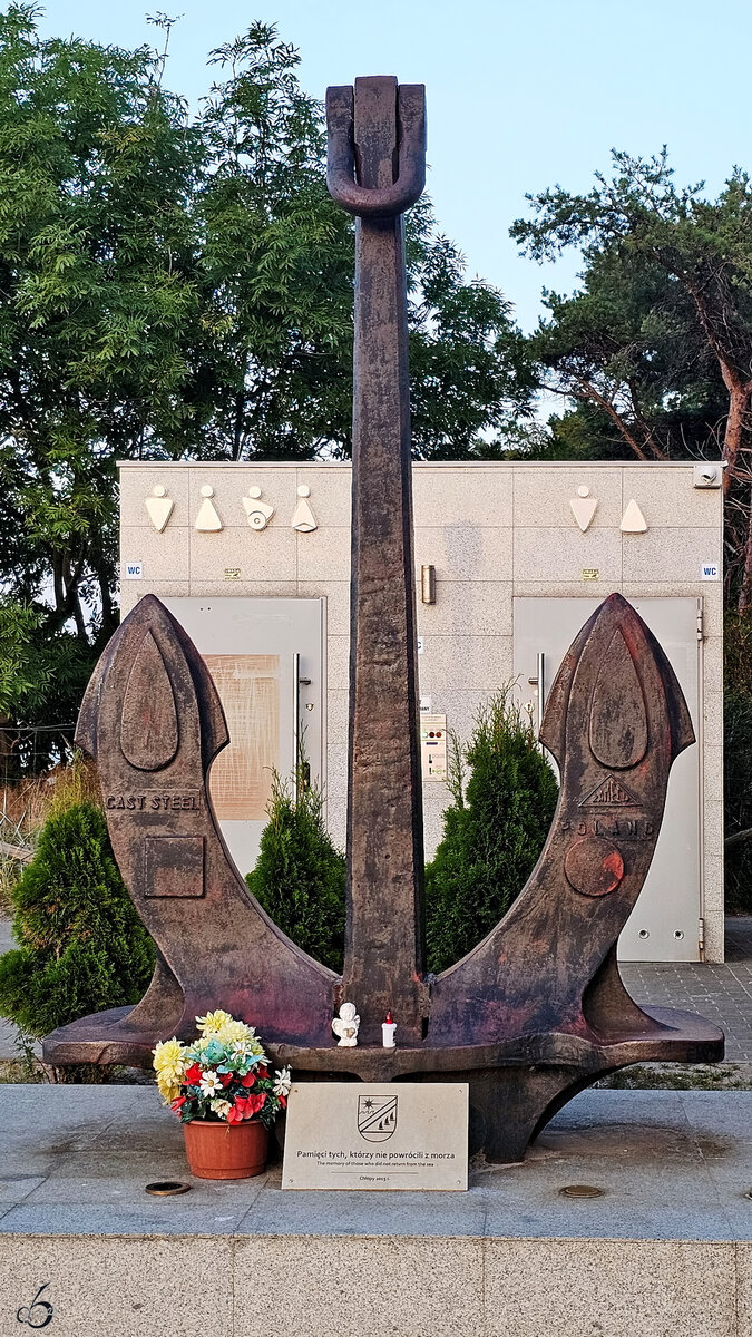 Den vom Meer nicht wiedergekehrten Mnnern ist dieses Denkmal gewidmet, so gesehen Anfang September 2024 in Chłopy.