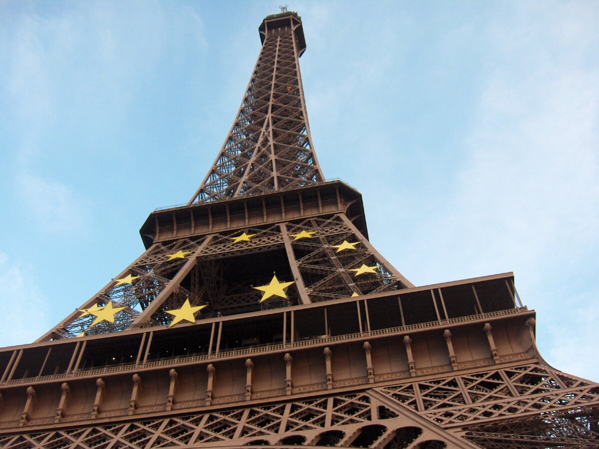 Der Eiffelturm in Paris am 16.09.2008. Der 330 Meter hoher Eisenfachwerkturm steht im 7. Arrondissement am nordwestlichen Ende des Champ de Mars (Marsfeld), nahe dem Ufer der Seine.