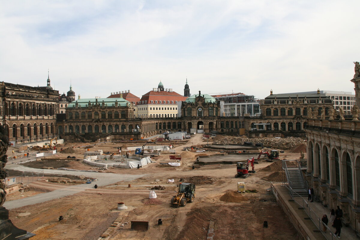 Der Innenhof des Dresdener Zwingers am 27.03.2024. Laut Wikipedia sollen die Baumanahmen inzwischen beendet sein.