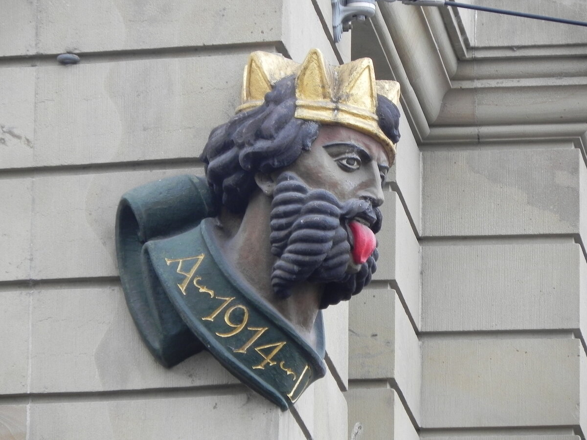 
Der  Llleknig  an der Fassade des Hauses Schifflnde 1 in Basel gegenber der Mittleren Brcke am 24.12.24. Die Figur streckt den ber die Brcke kommenden Besuchern die Zunge heraus ( Llli  ist ein baseldeutsches Wort fr Zunge). Anlass und Sinn des Llleknigs sind nicht bekannt. Der dargestellte Kopf wurde 1914 an dem Haus angebracht.
04.01.2025 Axel Hofmeister