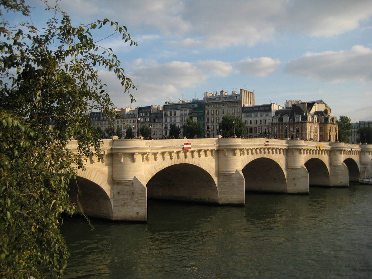 Der Pont Neuf in Paris am 16.09.2008.
Er/Sie ist die lteste im Originalzustand erhaltene Brcke ber die Seine. Ihr Bau begann 1578 und dauerte bis 1607.
Sie verbindet den Quai du Louvre am rechten Seineufer im 1. Arrondissement mit dem Quai de Conti und dem Quai des Grands Augustins am linken Seineufer im 6. Arrondissement. Etwa in der Mitte berquert sie die westliche Spitze der le de la Cit.(Text: Wikipedia)