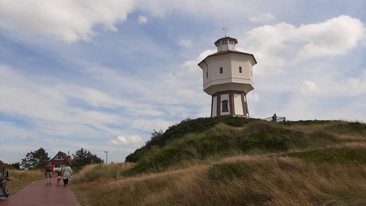 Der Wasserturm von Langeoog am 15.08.24. Der 1909 erbaute Turm ist das Wahrzeichen der deutschen Nordseeinsel Langeoog in Ostfriesland/Niedersachsen.