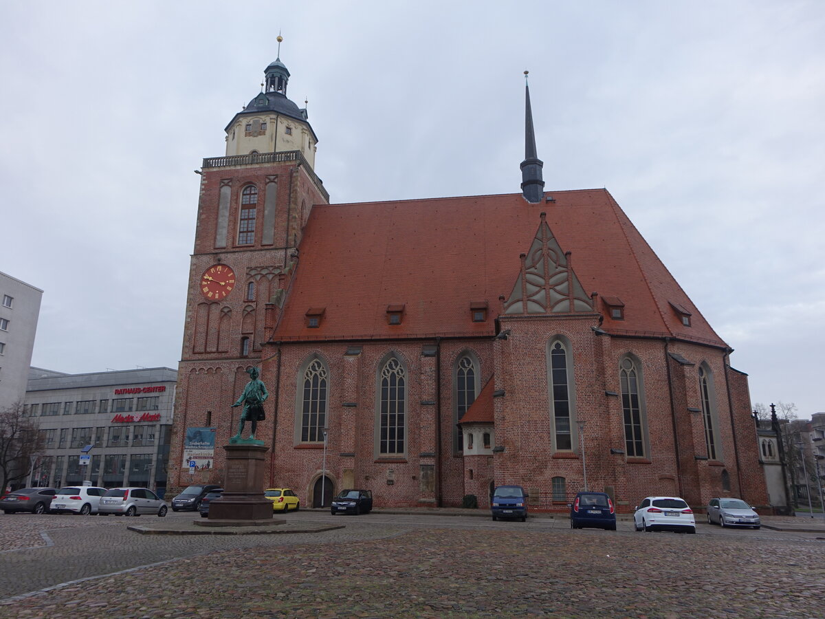 Dessau, Schlokirche St. Marien, sptgotische dreischiffige Hallenkirche aus Backstein, erbaut von 1506 bis 1523, Westturm erbaut von 1551 bis 1554, heute Mitteldeutsches Theater (08.12.2024)