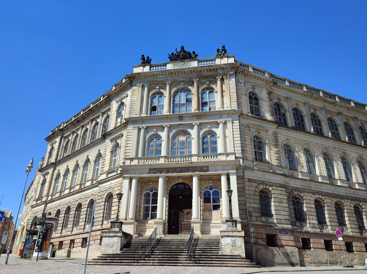Detailansicht der ehemalige Herzoglich Altenburgische Landesbank. Foto 07.08.22 Altenburg