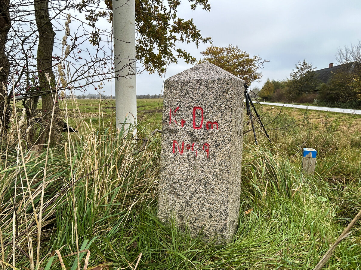 Die dnische Seite des ehemaligen Grenzsteins Nr. 49 zwischen Dnemark und Deutschland. Der Stein steht bei dem Dorf Kalvslund nordstlich von Ribe (Ripen). Die Abkrzung Kr.Dm. steht fr das Knigreich Dnemark. Aufnahme: 24. Oktober 2024.