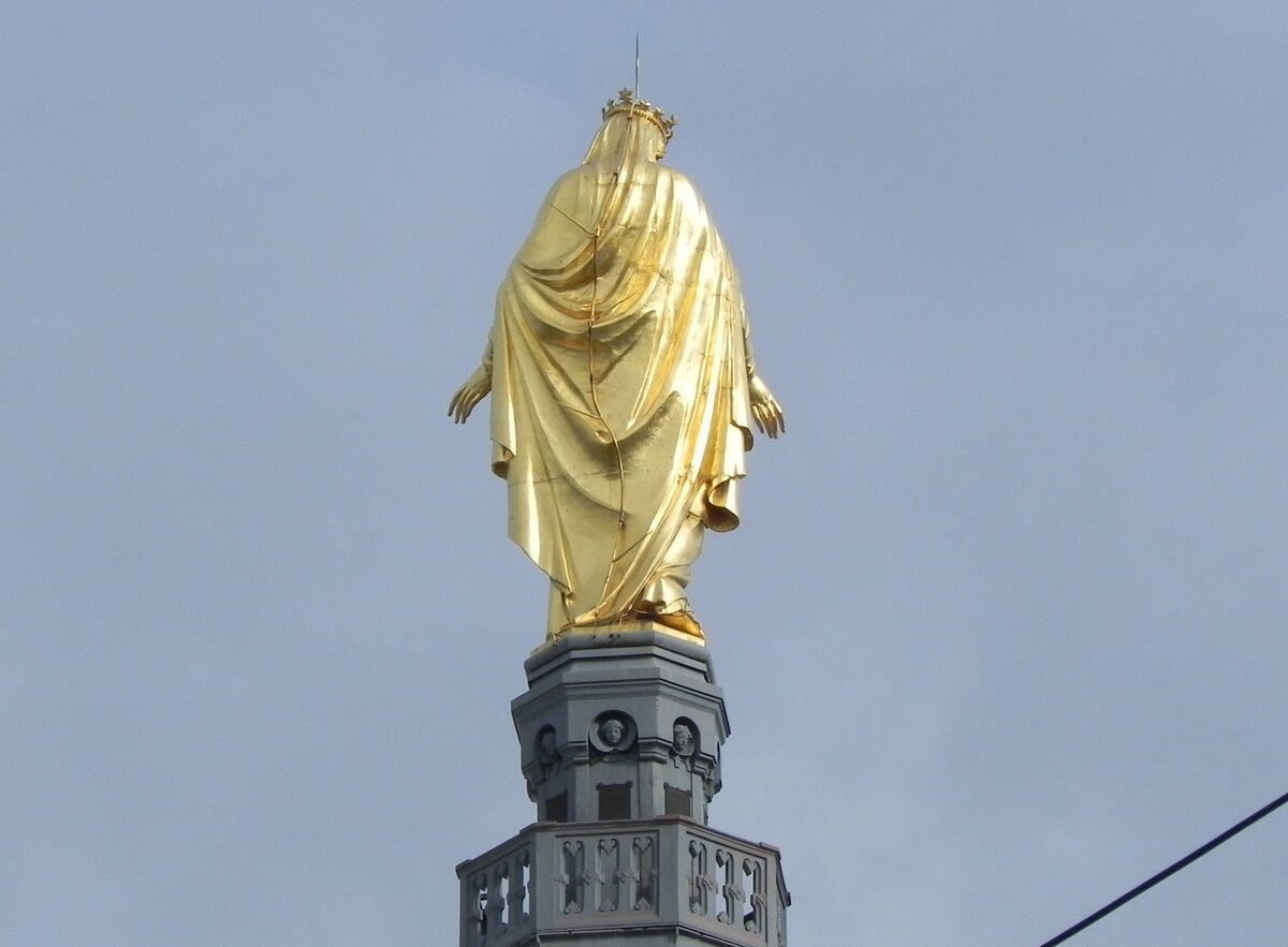 Die heilige Jungfrau auf der  Chapelle Saint Thomas - Sainte Marie  in Lyon am 18.10.23. Sie dreht uns den Rcken zu. Aber so sind sie halt, diese Jungfrauen.